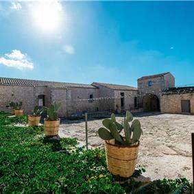  6 bedroom villa with heated pool in Modica, sleeps 18